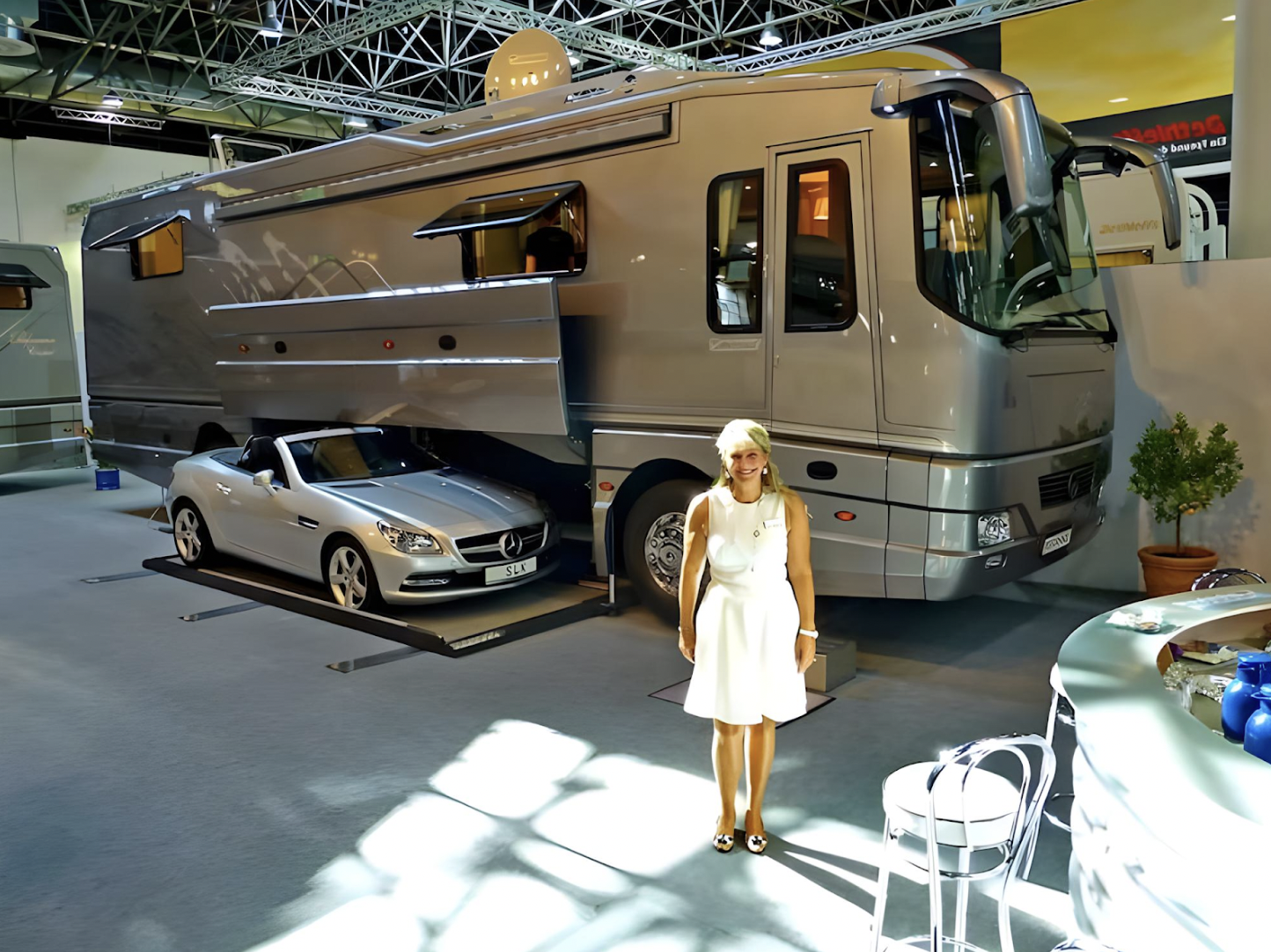 €1.56M Million-Dollar Camper Van: Interior Prettier Than a Palace FR_1