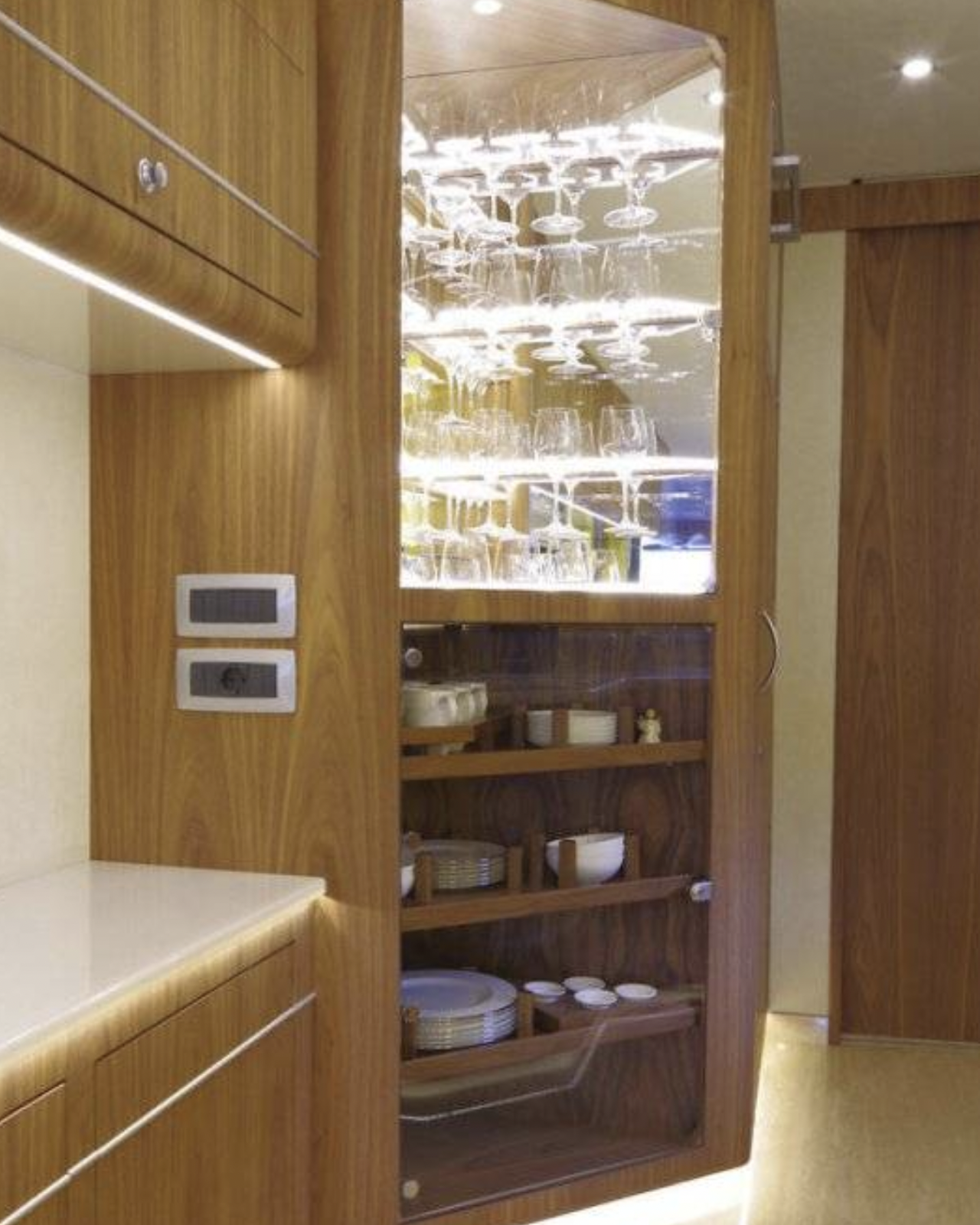€1.56M Million-Dollar Camper Van: Interior Prettier Than a Palace FR_8