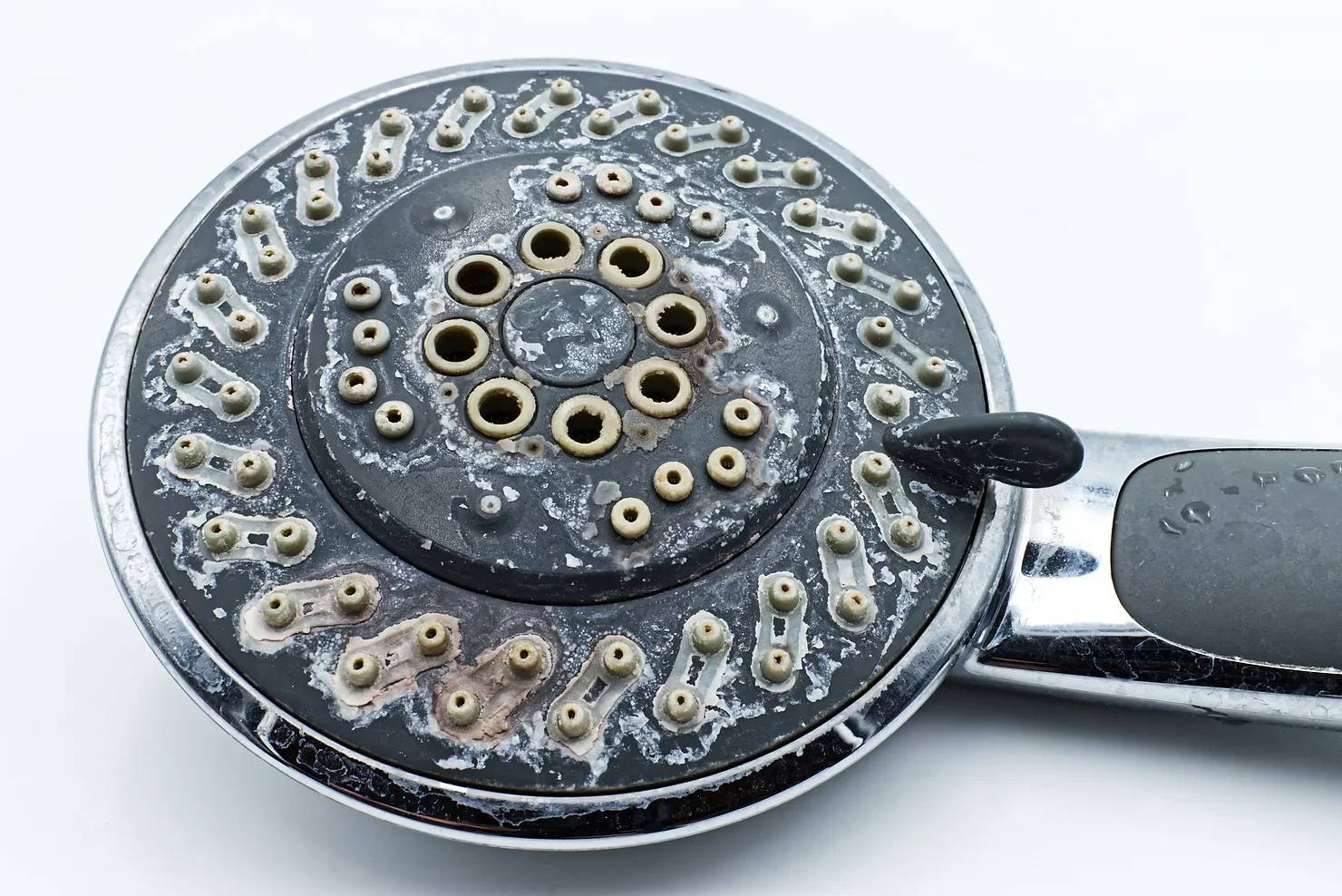 1-minute-trick-fixes-any-weak-showerhead-for-under-50-cents-3