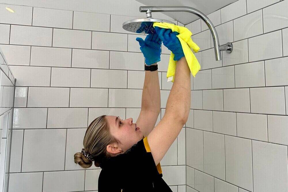1-minute-trick-fixes-any-weak-showerhead-for-under-50-cents-4