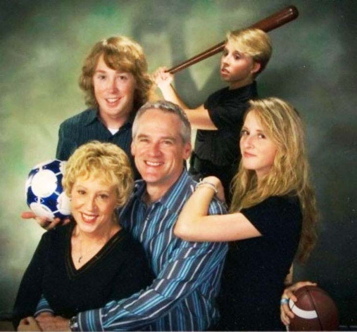 15-awkward-family-photos-that-will-haunt-you-for-long_12