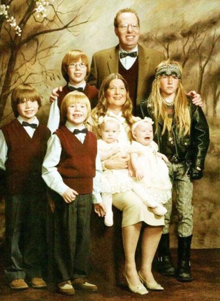 15-awkward-family-photos-that-will-haunt-you-for-long_13
