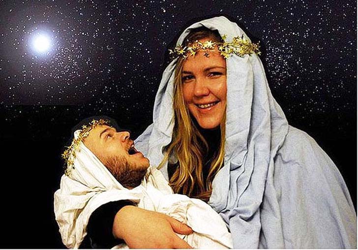 15-awkward-family-photos-that-will-haunt-you-for-long_6