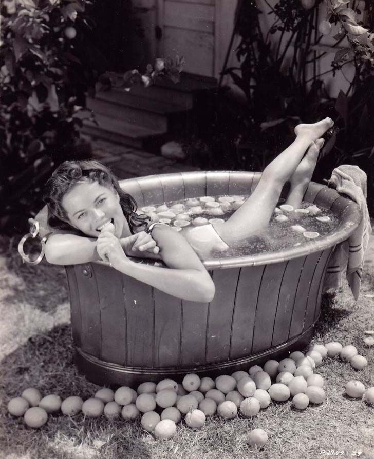 16-rare-historical-photos-of-famous-people-that-will-drop-your-jaw_16