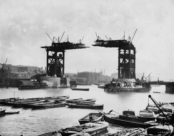 16-vintage-photos-of-the-worlds-iconic-landmarks-under-construction_11