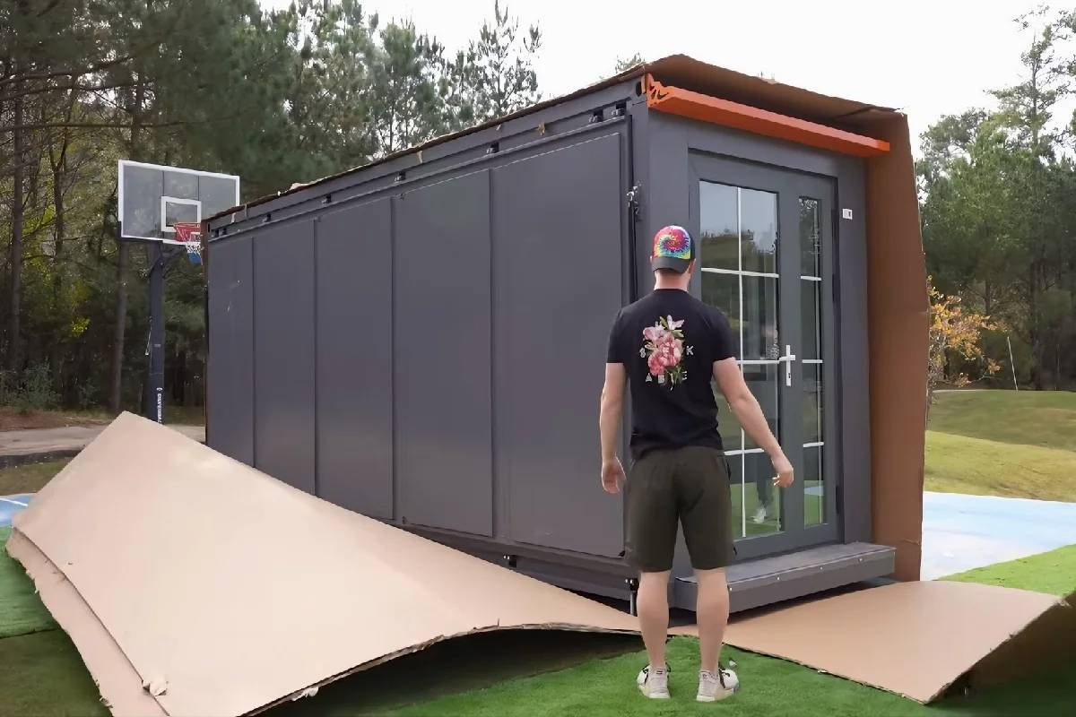 A Foldable House At €9,650 On Amazon Provides Shelter For A Homeless Man FR_12