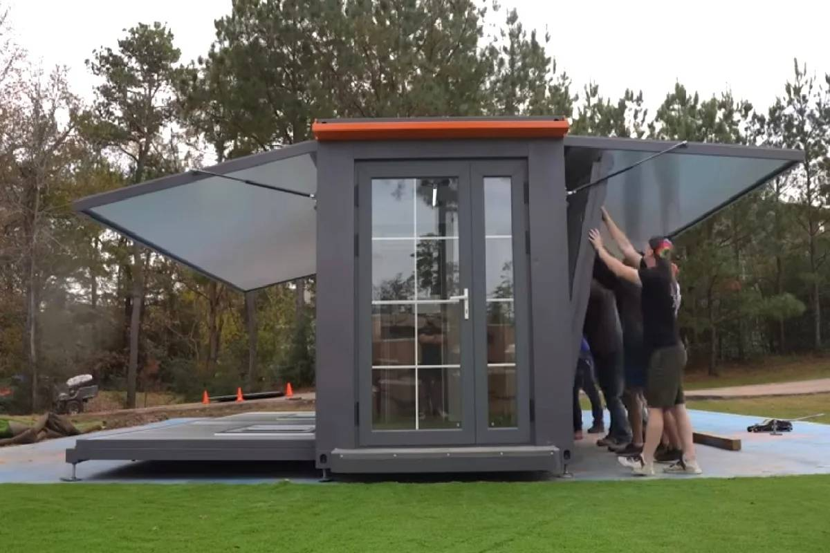 A Foldable House At €9,650 On Amazon Provides Shelter For A Homeless Man FR_2