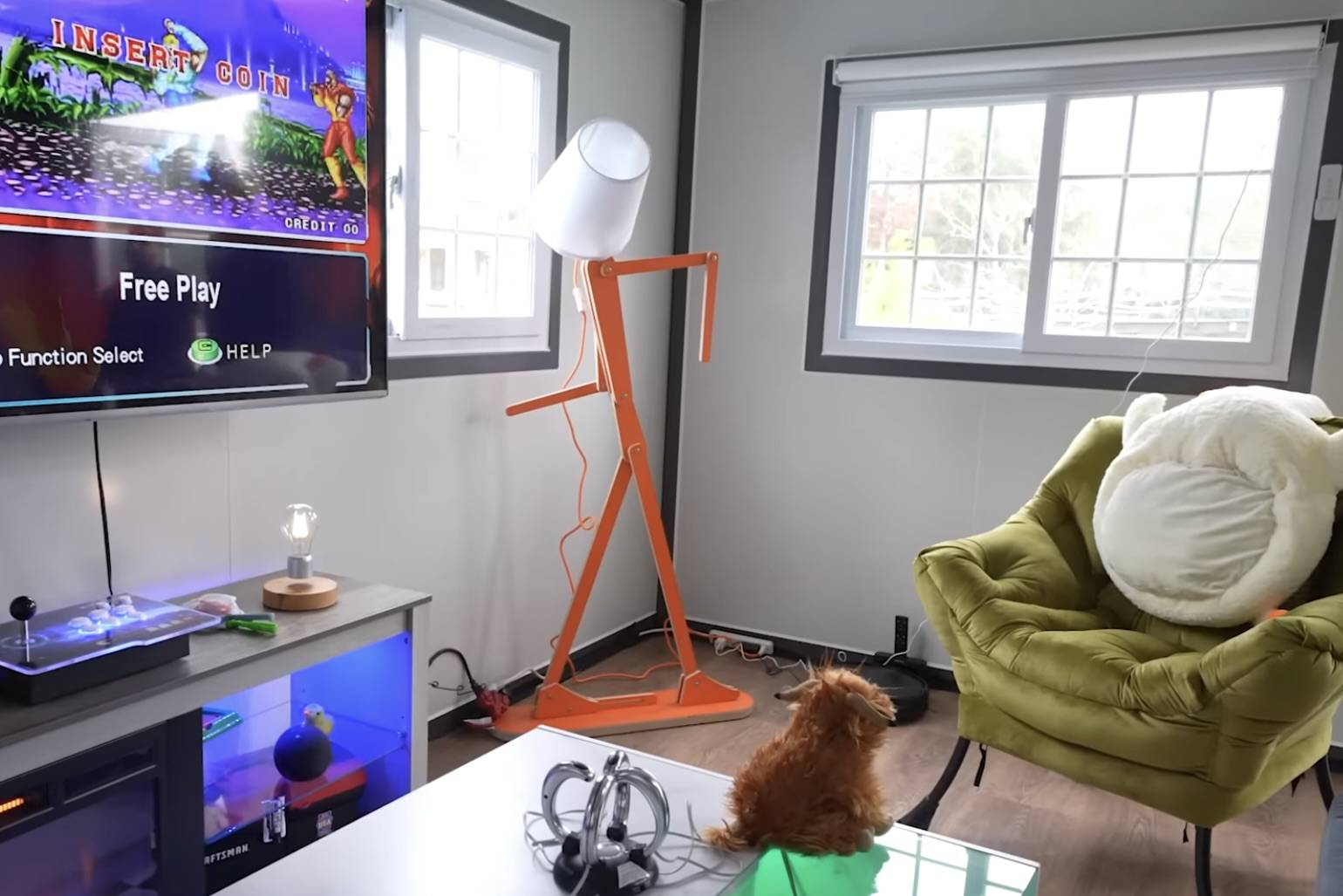 A Foldable House At €9,650 On Amazon Provides Shelter For A Homeless Man FR_3
