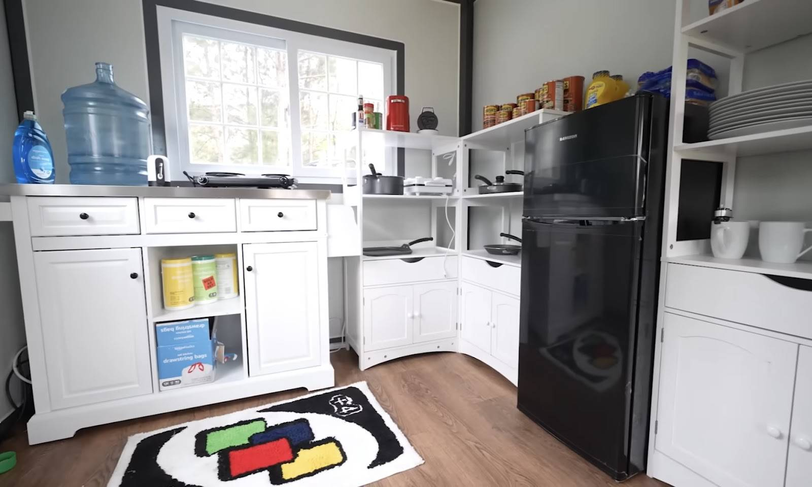 A Foldable House At €9,650 On Amazon Provides Shelter For A Homeless Man FR_4