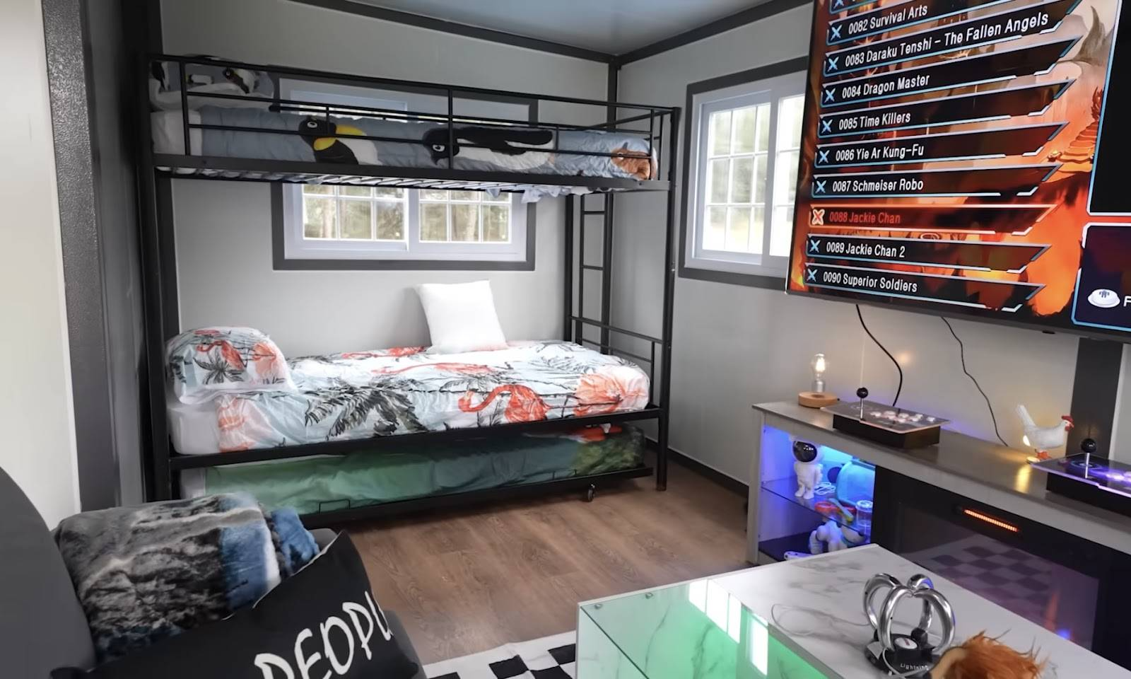 A Foldable House At €9,650 On Amazon Provides Shelter For A Homeless Man FR_6