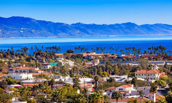 35 Photos Of Oprah Winfrey's $90 Million Montecito Home_38