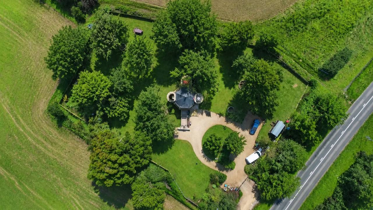 he-lives-in-a-250-year-old-mini-castle-wait-until-you-see-the-inside-10