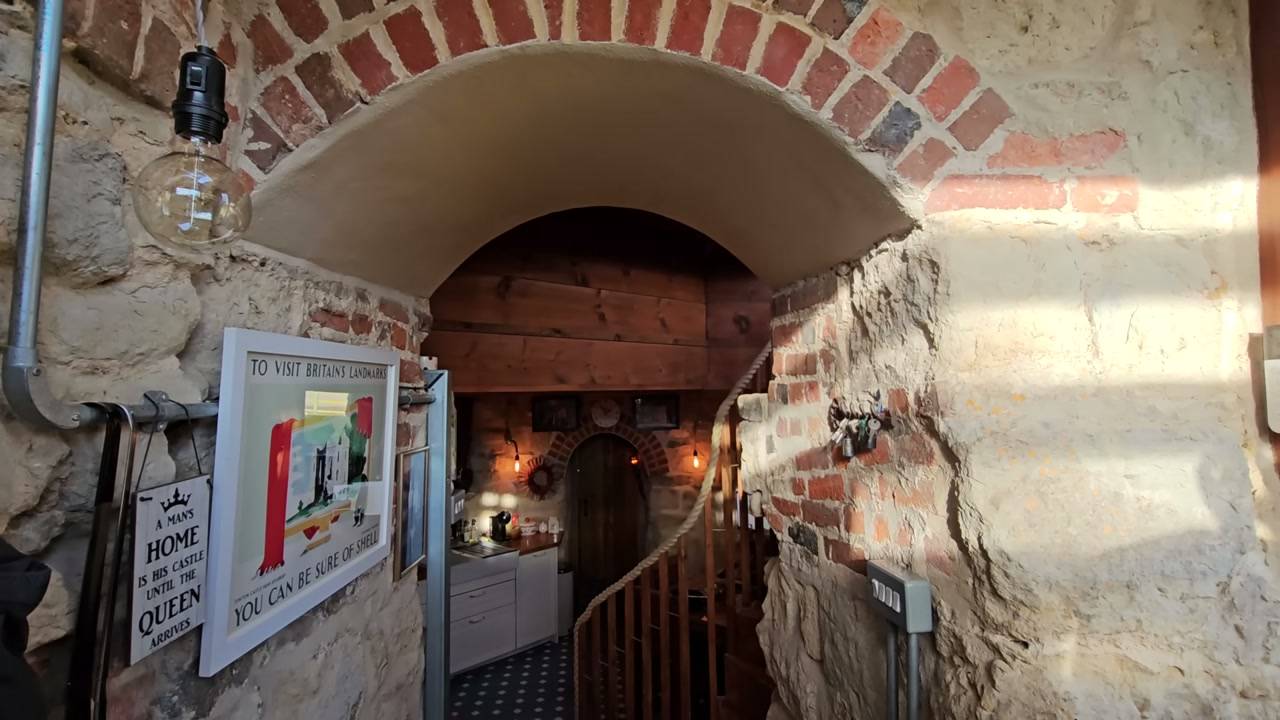 he-lives-in-a-250-year-old-mini-castle-wait-until-you-see-the-inside-2