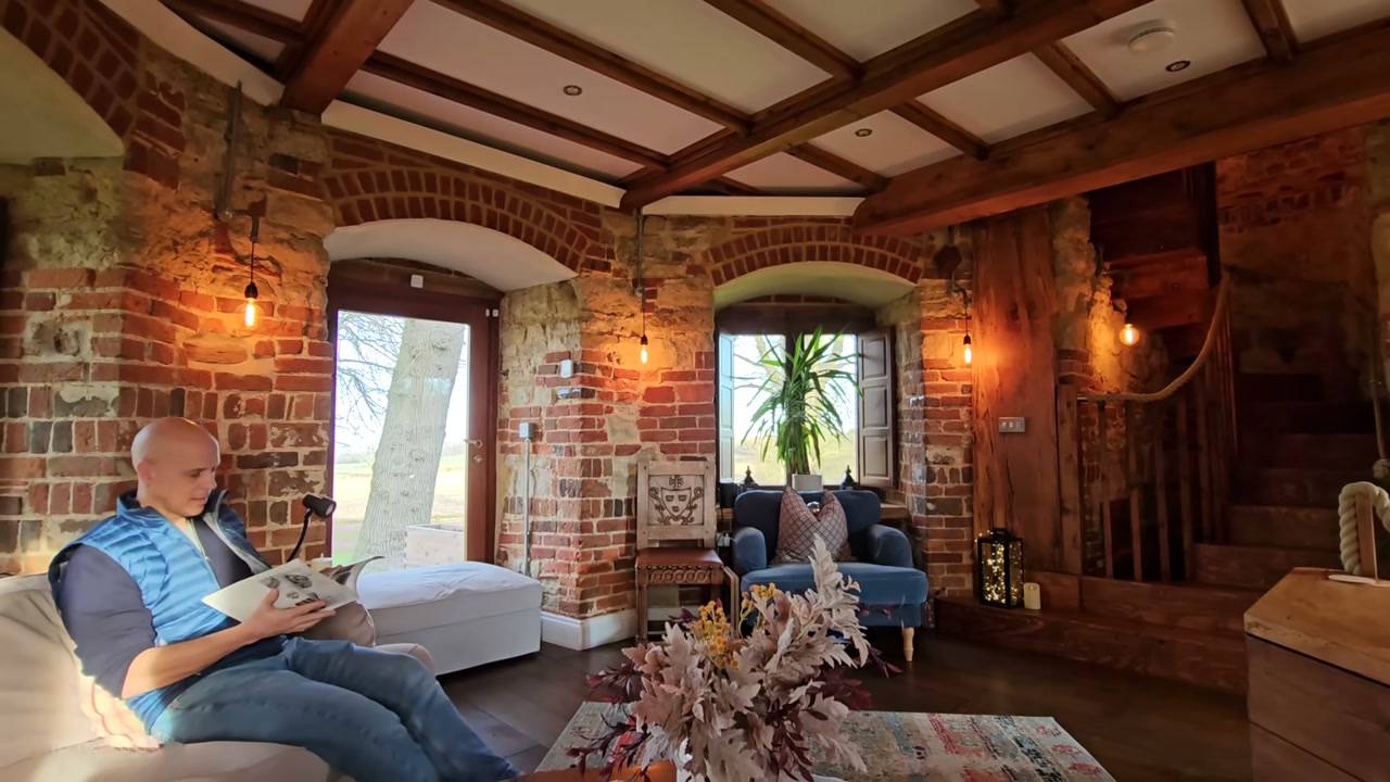 he-lives-in-a-250-year-old-mini-castle-wait-until-you-see-the-inside-4