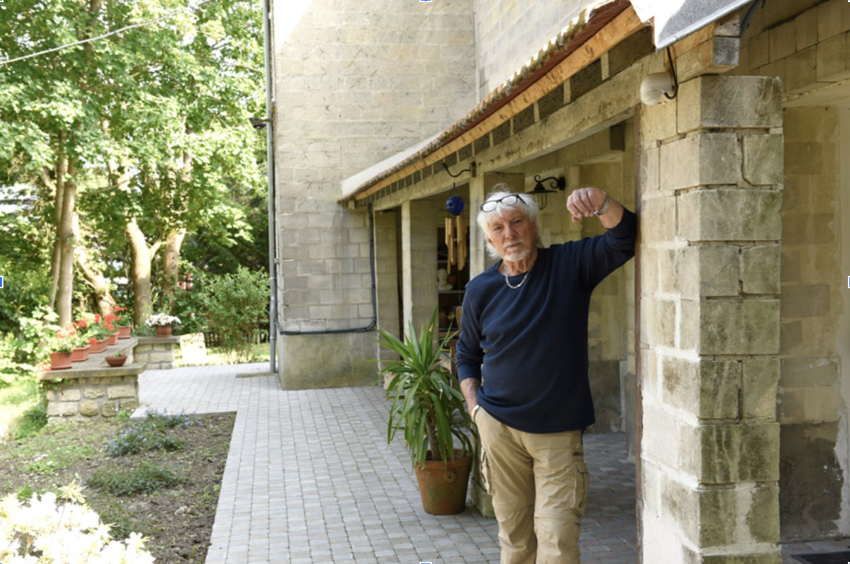 Hugues Aufray, 96 years old, sings and jealously watches over his home FR_10