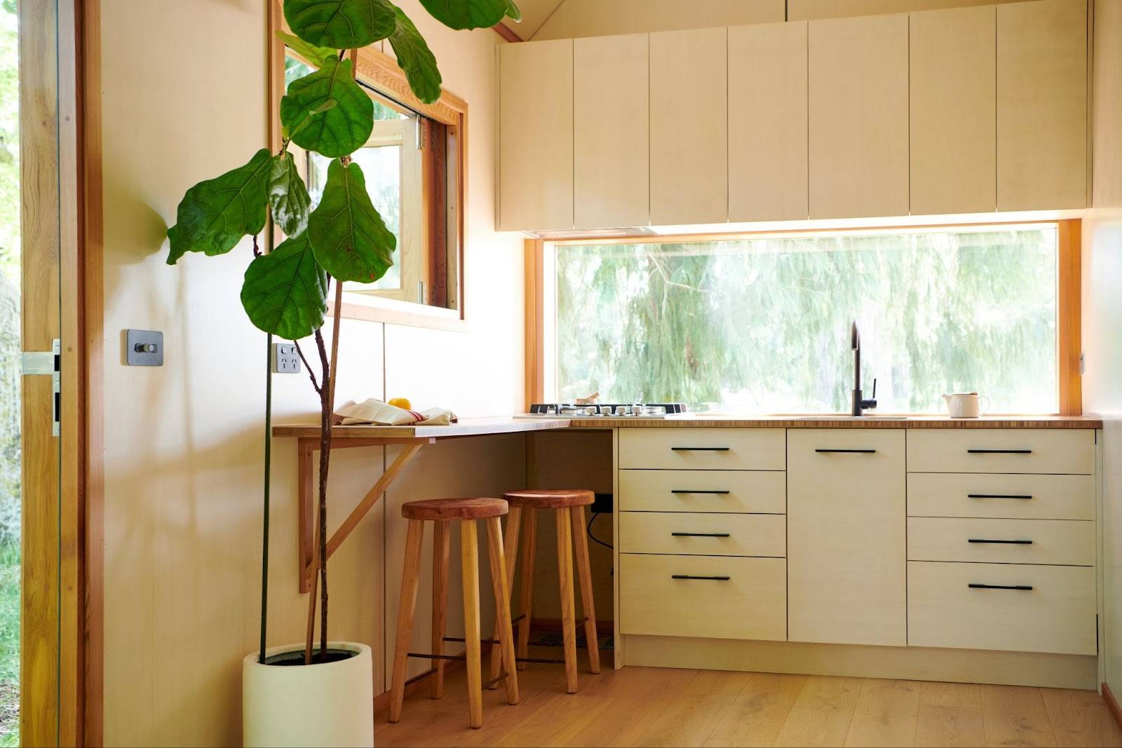 light-wood-and-bamboo-the-interior-of-this-eco-micro-house-is-a-haven-of-calm-fr-6