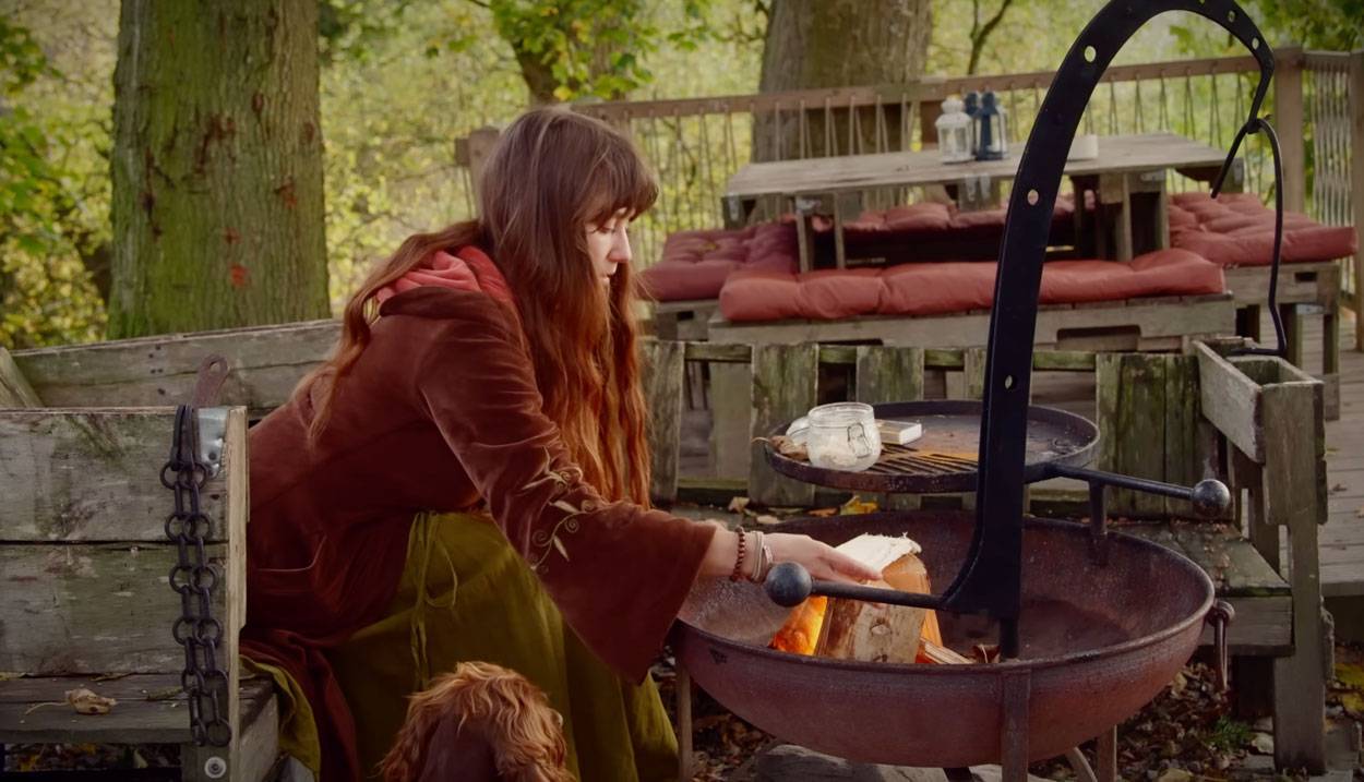 she-built-a-secret-treehouse-wait-until-you-see-the-inside-9