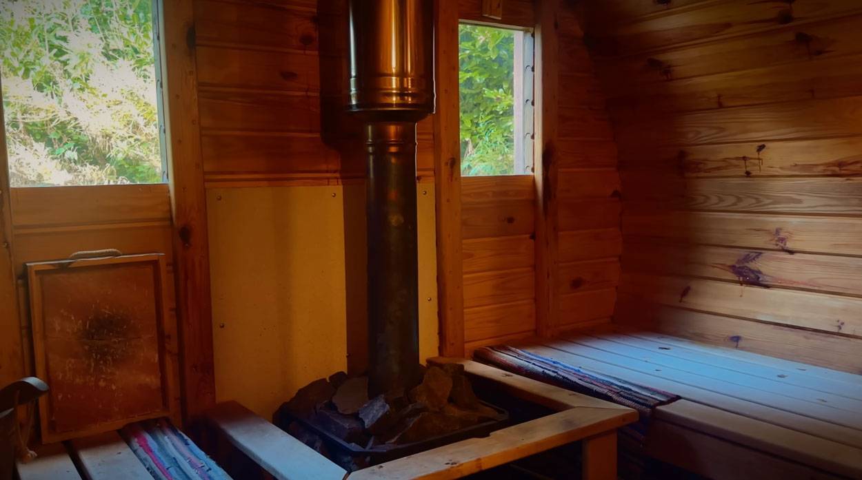 she-left-the-city-for-a-treehouse-see-her-secret-sanctuary-14