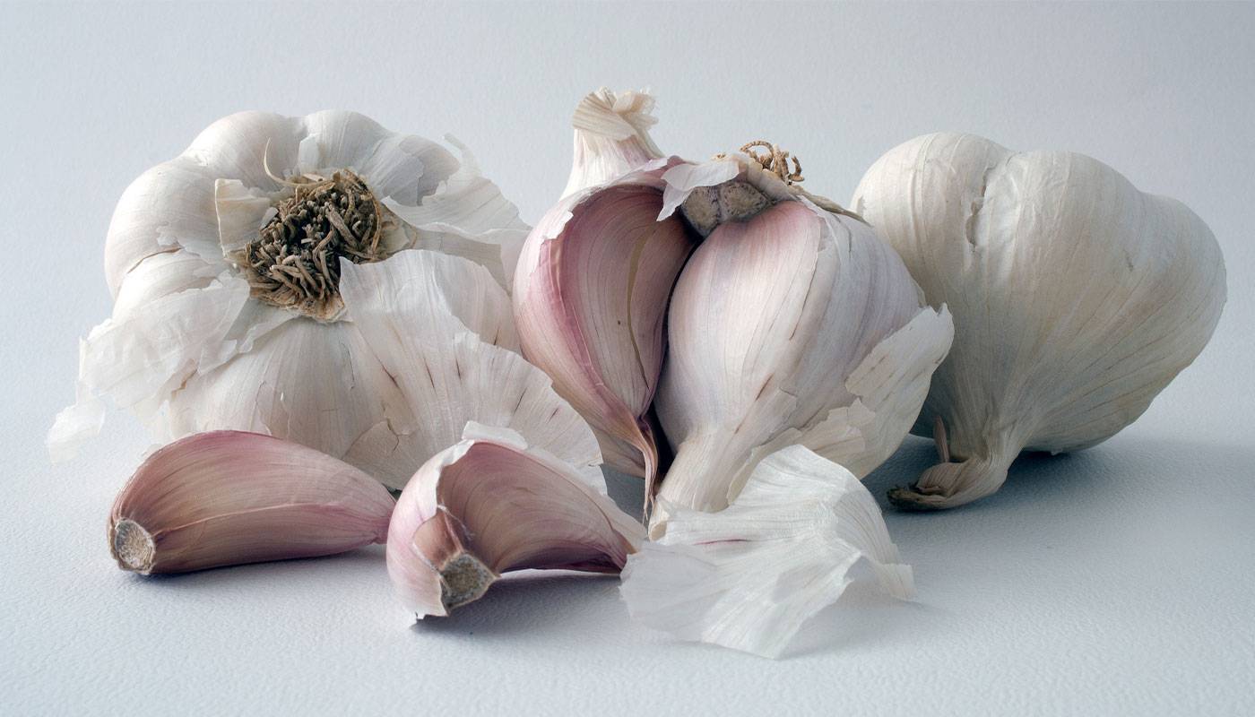 stop-throwing-away-garlic-peels-they-heal-and-protect-your-home-fr-1