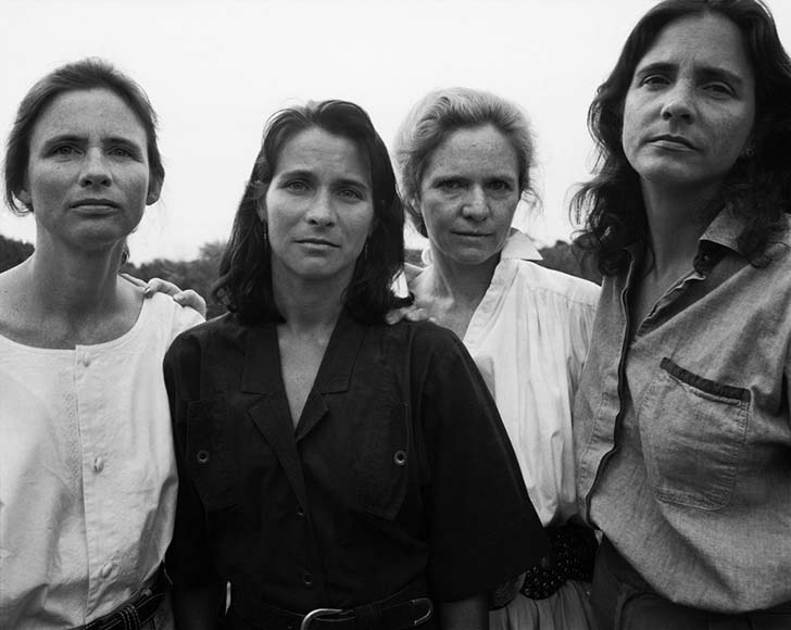 we-are-family-every-year-over-a-40-year-period-these-sisters-gathered-together-for-a-photo_10