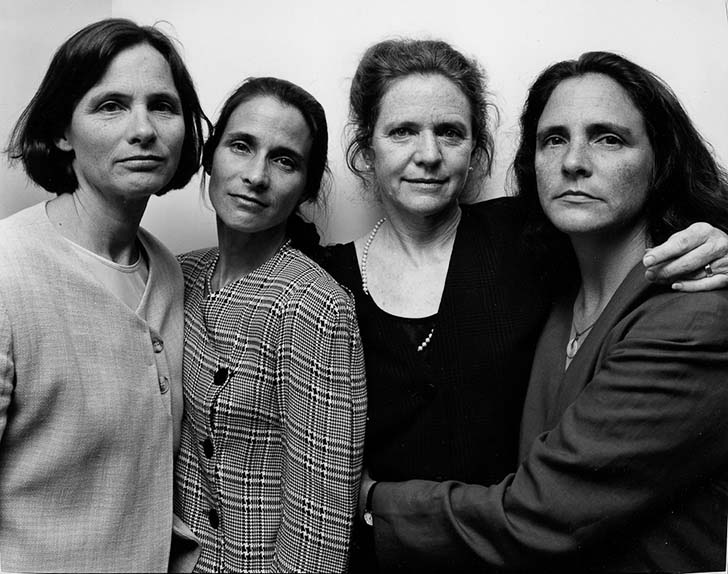 we-are-family-every-year-over-a-40-year-period-these-sisters-gathered-together-for-a-photo_11