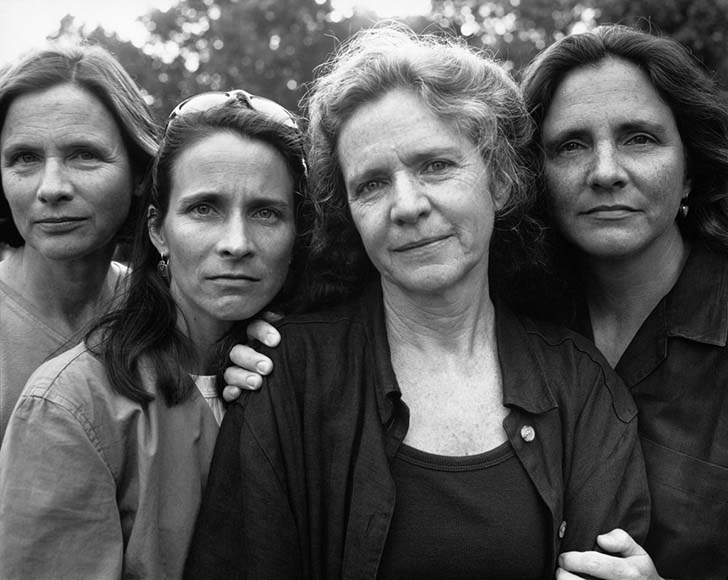 we-are-family-every-year-over-a-40-year-period-these-sisters-gathered-together-for-a-photo_12