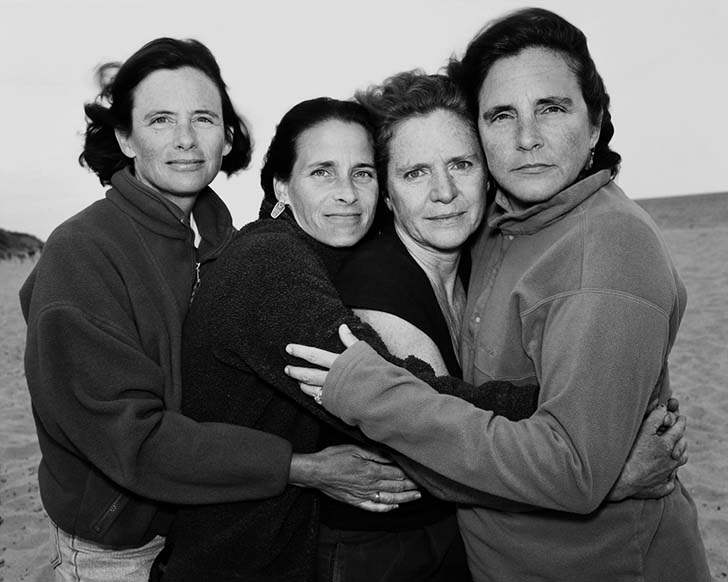 we-are-family-every-year-over-a-40-year-period-these-sisters-gathered-together-for-a-photo_13