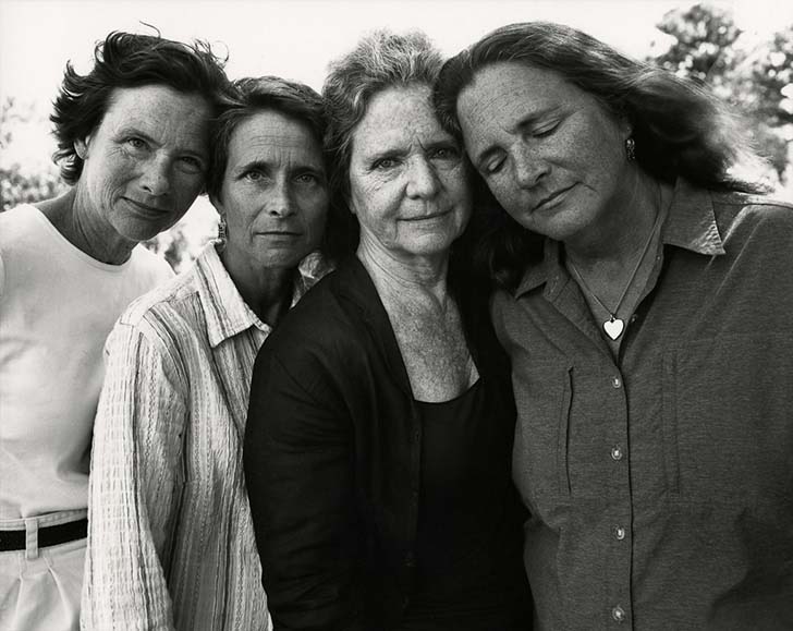 we-are-family-every-year-over-a-40-year-period-these-sisters-gathered-together-for-a-photo_14