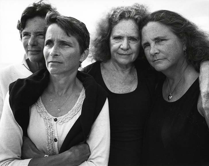 we-are-family-every-year-over-a-40-year-period-these-sisters-gathered-together-for-a-photo_15