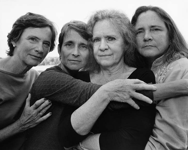 we-are-family-every-year-over-a-40-year-period-these-sisters-gathered-together-for-a-photo_16