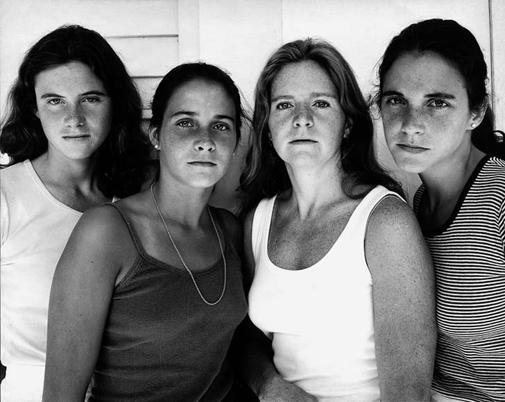we-are-family-every-year-over-a-40-year-period-these-sisters-gathered-together-for-a-photo_3