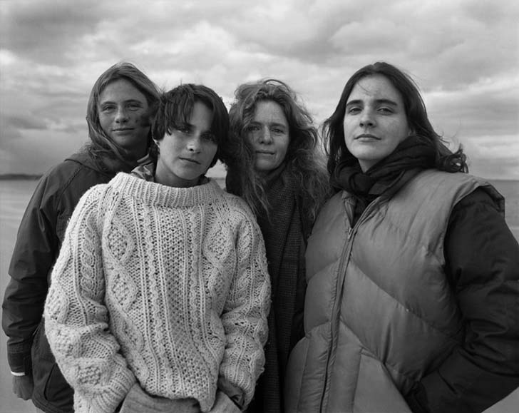 we-are-family-every-year-over-a-40-year-period-these-sisters-gathered-together-for-a-photo_5