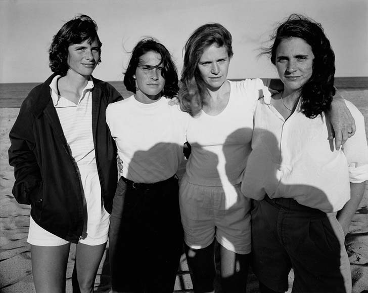 we-are-family-every-year-over-a-40-year-period-these-sisters-gathered-together-for-a-photo_6