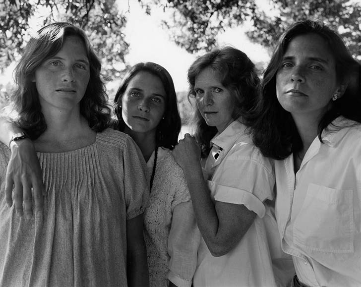 we-are-family-every-year-over-a-40-year-period-these-sisters-gathered-together-for-a-photo_7