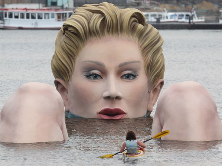Weird Statues_15
