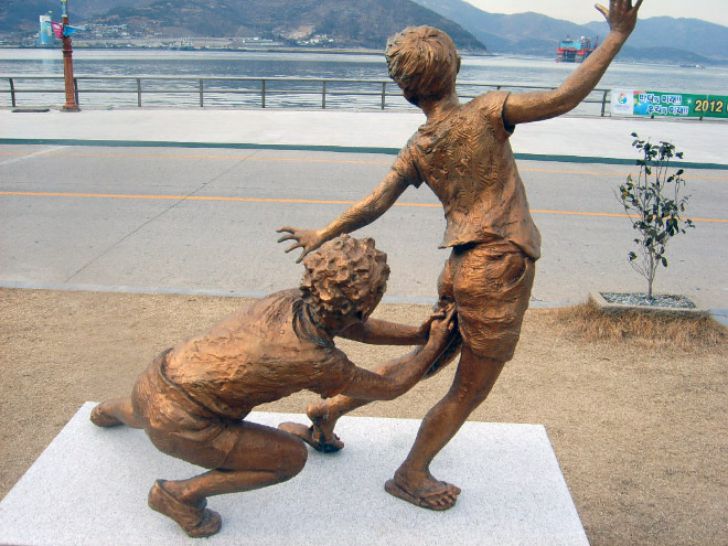 Weird Statues_20