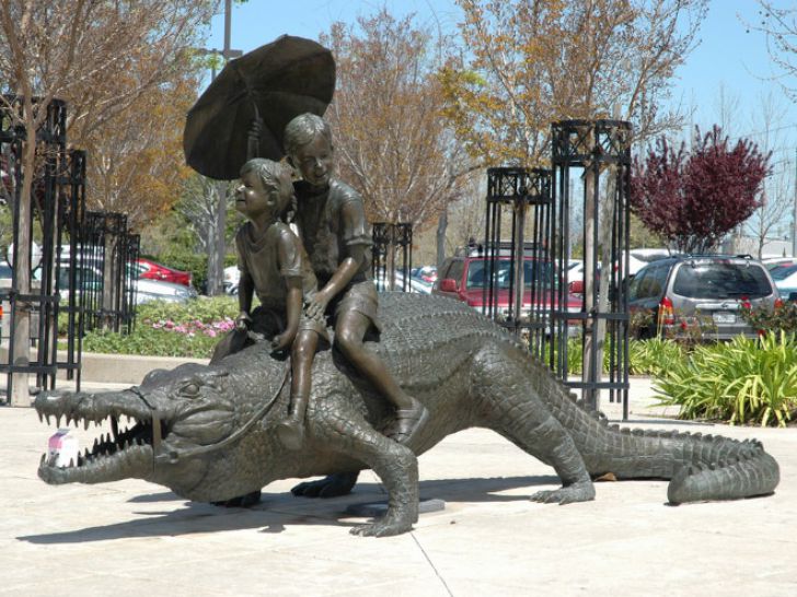 Weird Statues_9