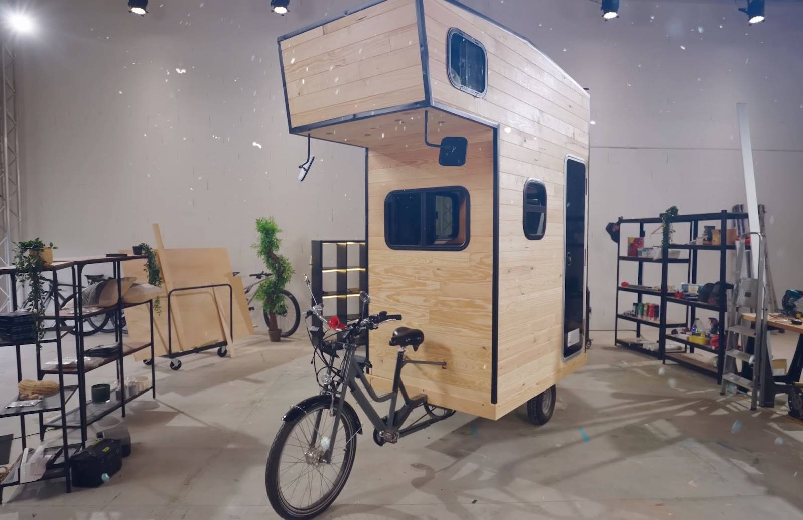 what-a-genius-he-built-a-house-and-towed-it-by-bike-for-310-feet-fr-12