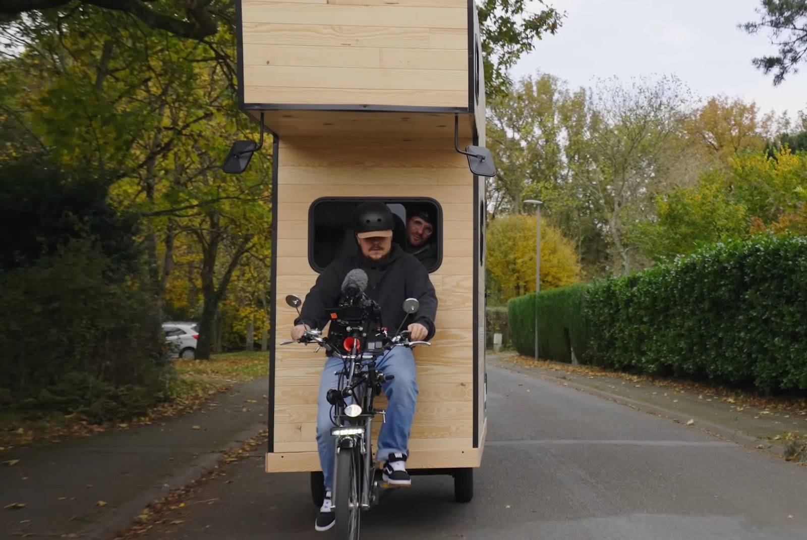 what-a-genius-he-built-a-house-and-towed-it-by-bike-for-310-feet-fr-13