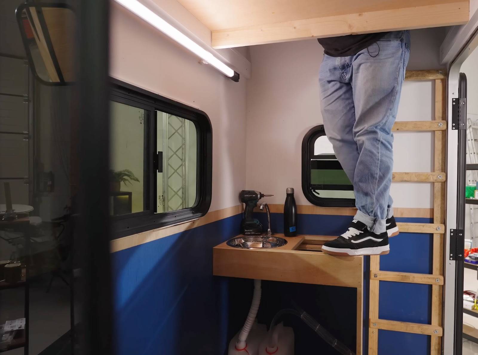 what-a-genius-he-built-a-house-and-towed-it-by-bike-for-310-feet-fr-8