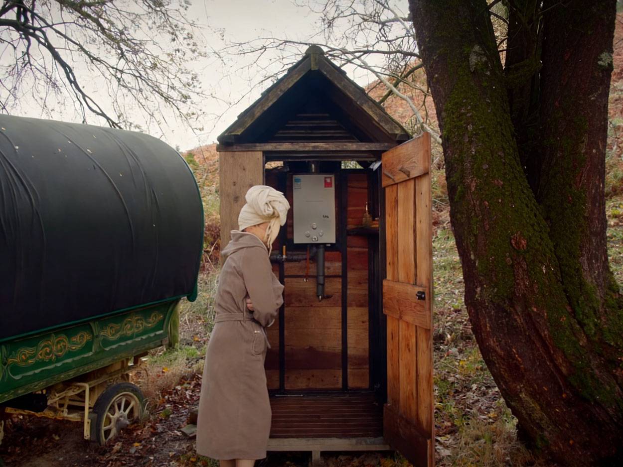 where-youtuber-jessica-built-a-calm-escape-hidden-deep-in-the-woods-12