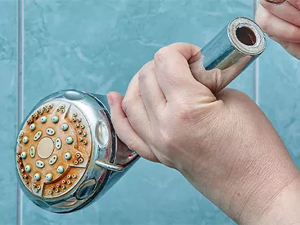 Douchekop ontkalken in één minuut: vaarwel zielige straal!