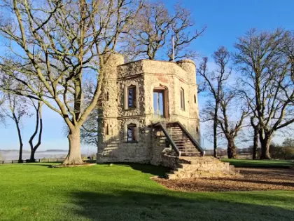 Il a transformé une ruine de château de 250 ans en maison de rêve, entrez !
