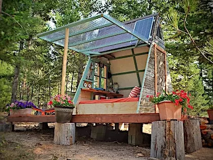 Hoe een 8-jarige voor slechts €2.178 zijn eigen tiny house van 4,5 vierkante meter bouwde!