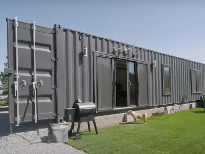 Slim wonen in een smal huis van 3 containers voor €60.000 in de woestijn